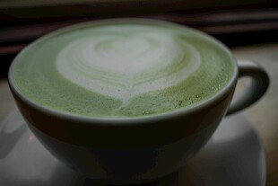 抹茶拉花咖啡特写
