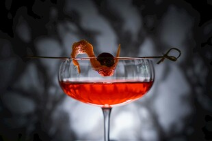 精致红调鸡尾酒特写