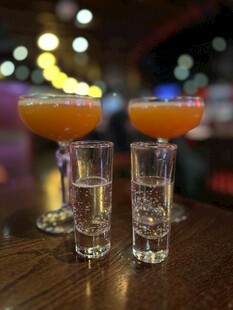 酒吧中的多彩鸡尾酒与烈酒
