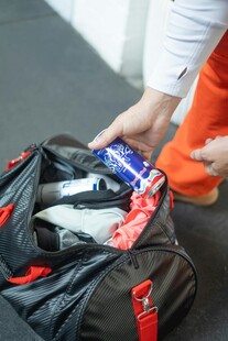 整理运动包中的物品