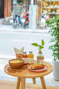 木桌上的多彩美食与绿植