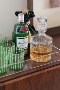 精致酒具与瓶装美酒