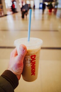 手持Dunkin饮品的瞬间