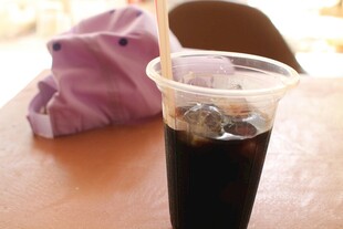 桌上的塑料杯装深色饮料
