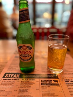 桌上的啤酒与玻璃杯