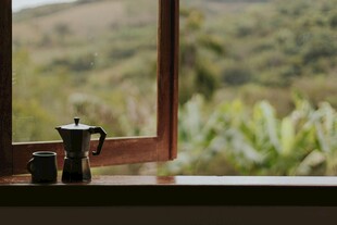 窗边茶具与绿意风景