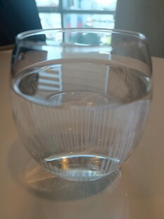 透明玻璃杯中装着清水