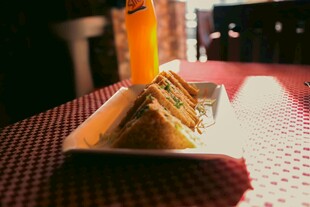 美味蛋糕搭配橙色饮品