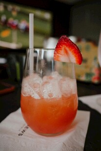 草莓 冰饮 饮品 玻璃杯 水果