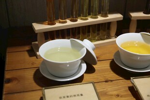 两杯清茶置于古朴木桌上