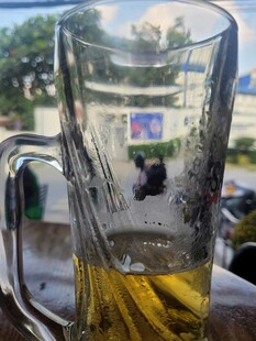 玻璃杯中盛有黄色液体