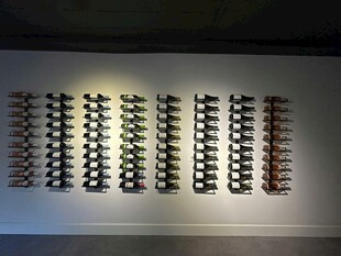 墙上排列的多样眼镜展示