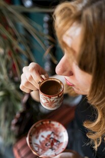女子优雅品味香浓咖啡
