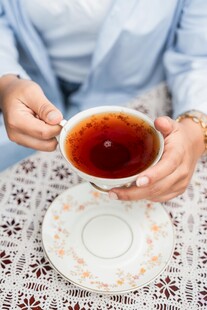 双手捧起一杯醇香红茶
