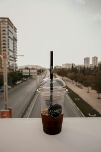 窗边咖啡伴城市街道景观