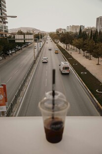 窗边咖啡与城市道路景观