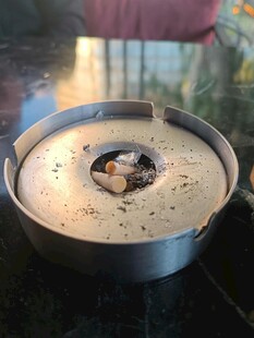金属烟灰缸内有烟蒂