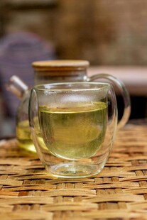 玻璃茶壶中的清透绿茶