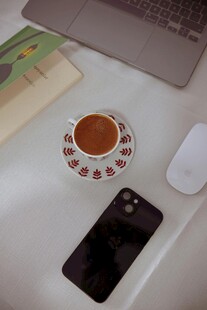 桌上的手机与咖啡杯