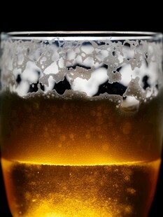 泡沫丰富的金黄啤酒