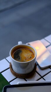 杯装热饮置于格子垫上