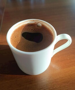 白色杯中的香浓咖啡