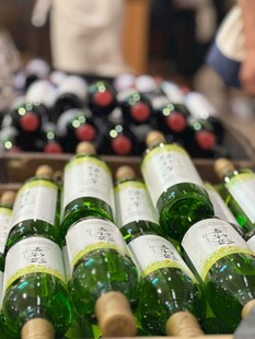 整齐排列的多样葡萄酒瓶