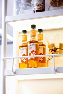 冰箱内摆放的瓶装饮料