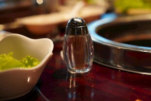 餐桌上的调味瓶与配菜