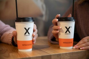 两人手持特色咖啡杯