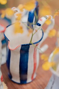 蓝白条纹花器插黄色小花