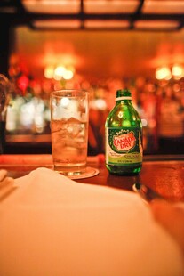 酒吧桌上的啤酒与玻璃杯