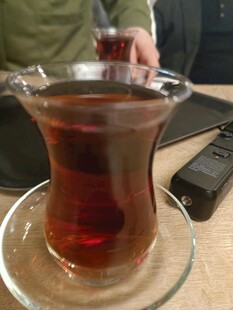 透明玻璃杯中盛放的红茶