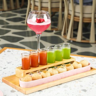 多彩饮品与点心精致组合