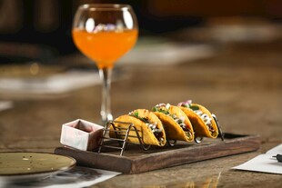 精致小吃配特色饮品