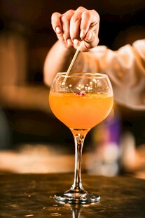 调酒师精心调制美味鸡尾酒