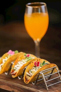 美味玉米卷配橙色饮品