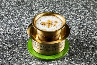 金色容器装的白色膏体