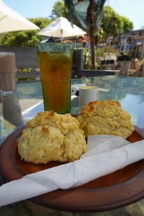 泳池边的美味松饼与饮品