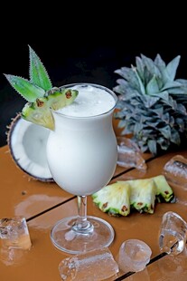 热带风情菠萝椰香鸡尾酒