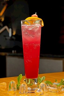 红色鲜果鸡尾酒