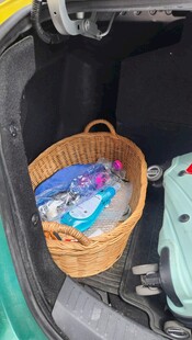 车内编织篮内的多彩物品