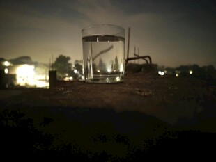 夜晚中的水塔与周边景象