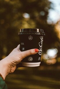 手持咖啡杯享受惬意时光