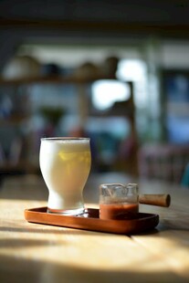 简约风茶杯与玻璃饰品摆件