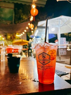 酒吧桌上的多彩饮品