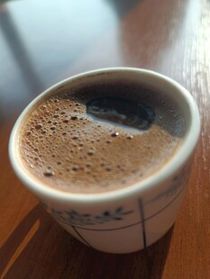 陶瓷杯中的香浓咖啡