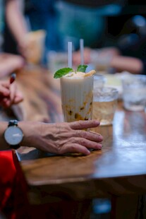 酒吧中人们的休闲饮品时刻