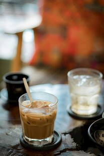 咖啡 饮品 玻璃杯 桌面 泡沫