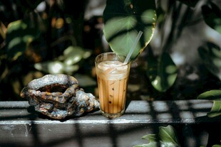 户外绿植旁的特色饮品